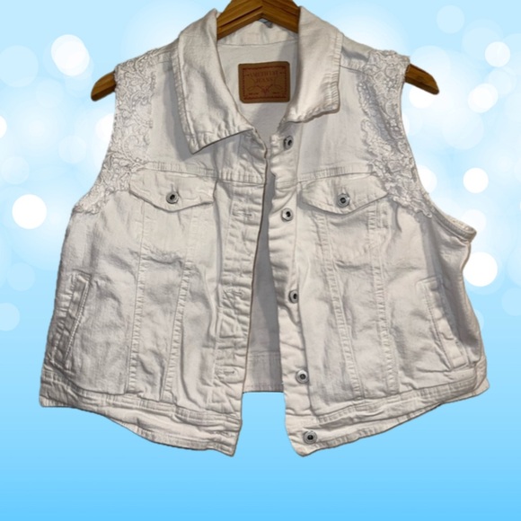 White Denim Vest with Lace Accents..23”p2p - Picture 1 of 5